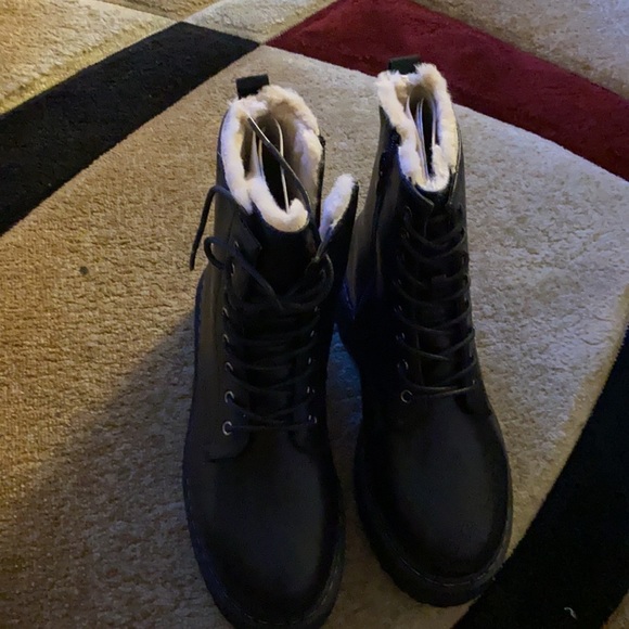 Black, size 8 , Steve Madden - Betty Combat Boots with fur, new , never worn. - Picture 5 of 5